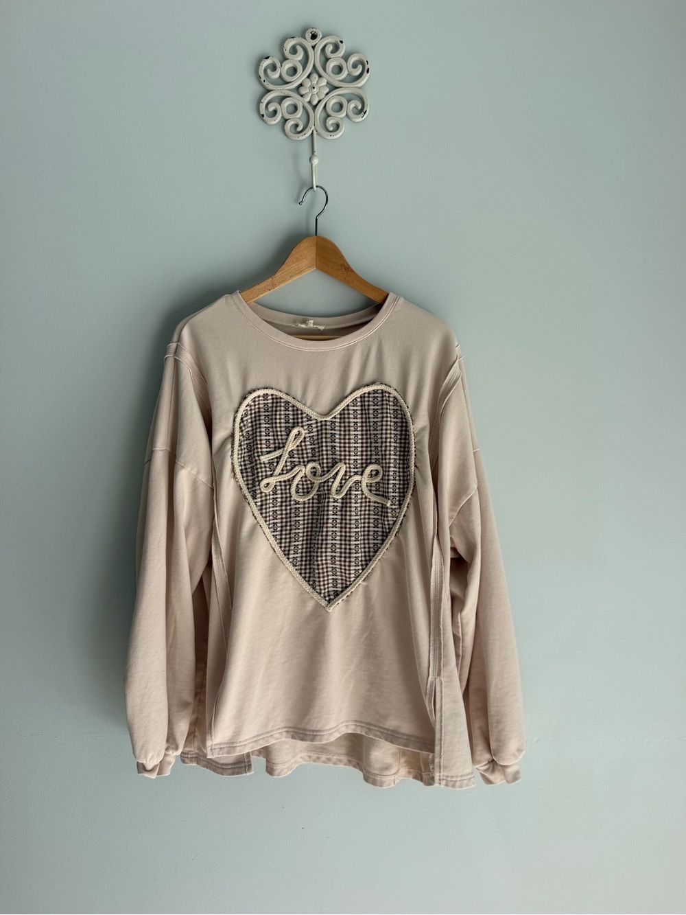 easel Long-Sleeve Quilted Heart 'Love' Sweatshirt Cream and Brown. Oversized M